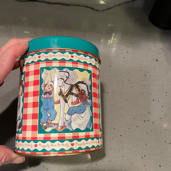 3 Raggedy Ann and Andy vintage tin containers - Picture 5 of 8